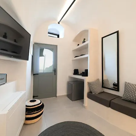 Splendid Santorini With Sea View And Hot Tub Villa *